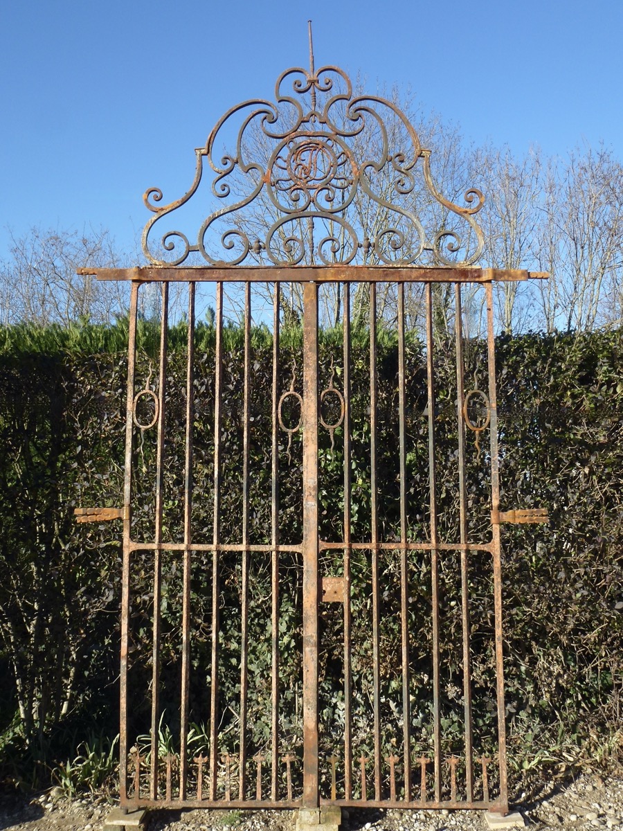 Antique gate, Gatepillar