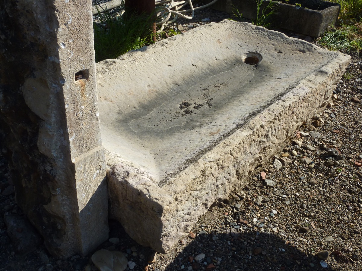 Fontaine en pierre ancienne  - Pierre - Art populaire
