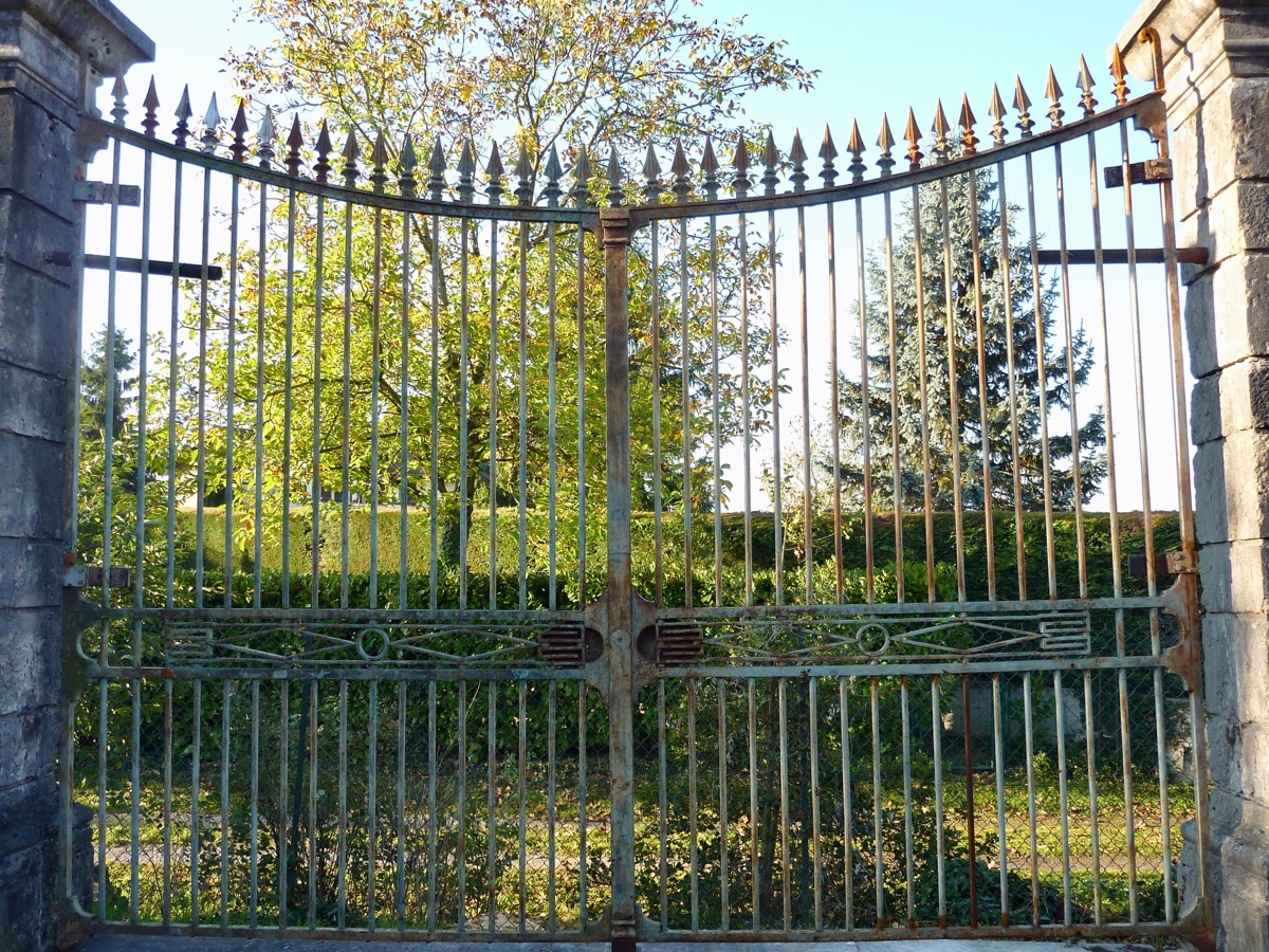 Portail ancien, Piliers en pierre  - Fer forgé - Directoire - XVIIIeS.