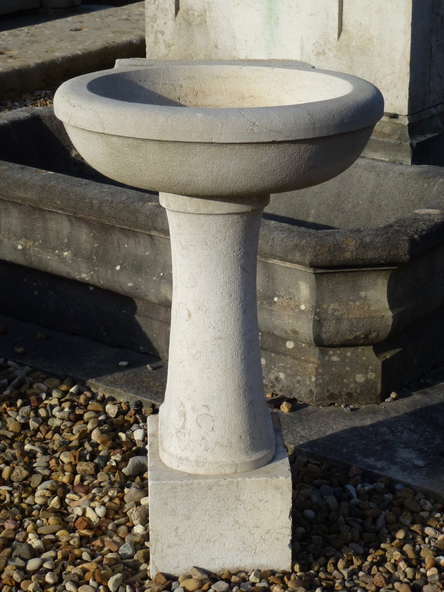Fontaine en pierre ancienne