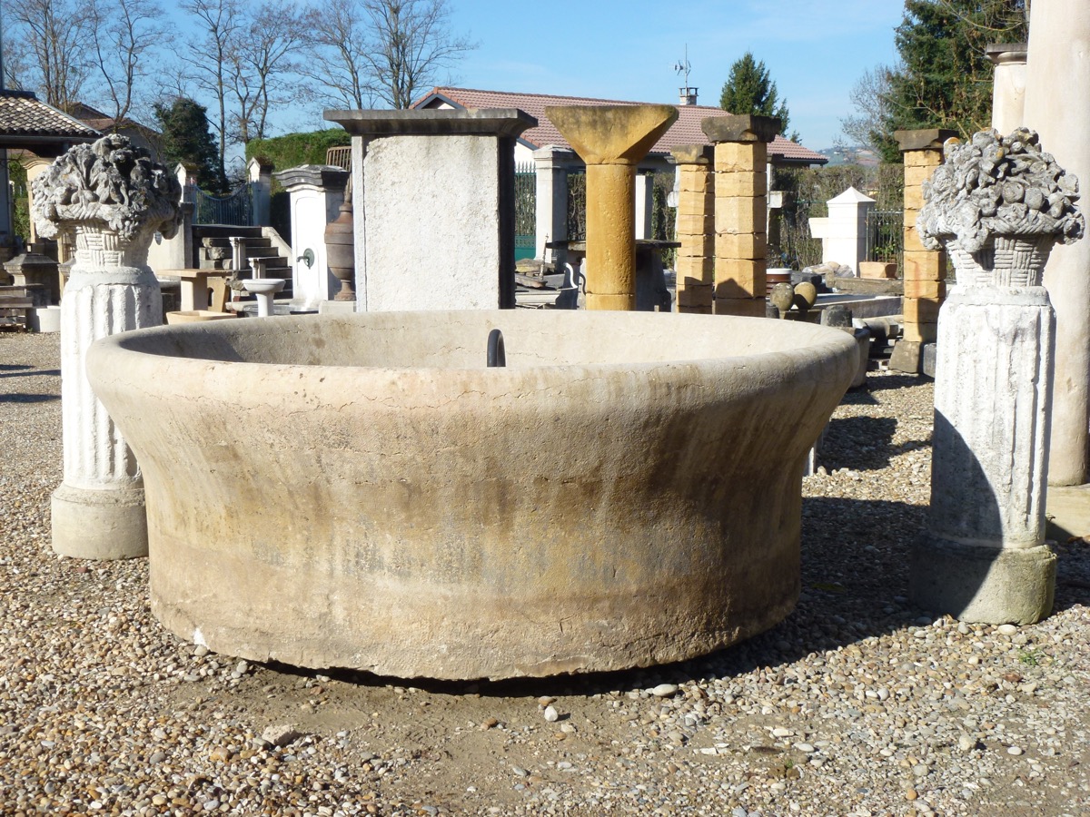 Fontaine en pierre ancienne   - XIXeS.