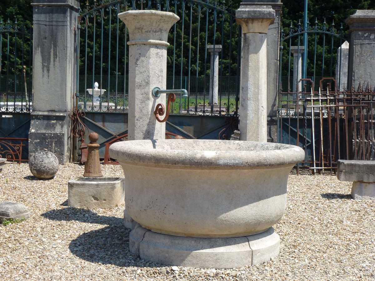 Fontaine en pierre ancienne  - Pierre - Louis XV - XX<sup>e</sup> S.