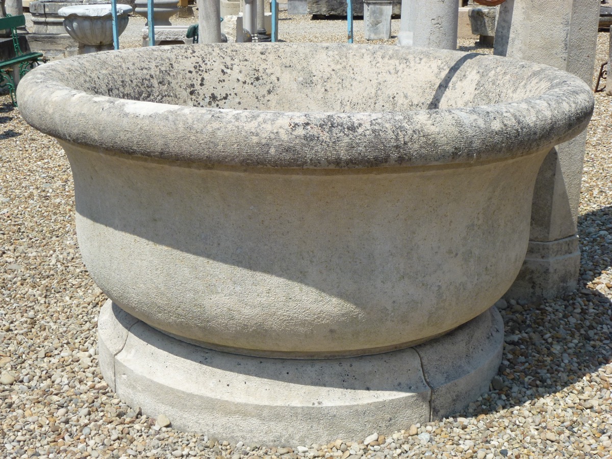 Fontaine en pierre ancienne  - Pierre - Louis XV - XX<sup>e</sup> S.