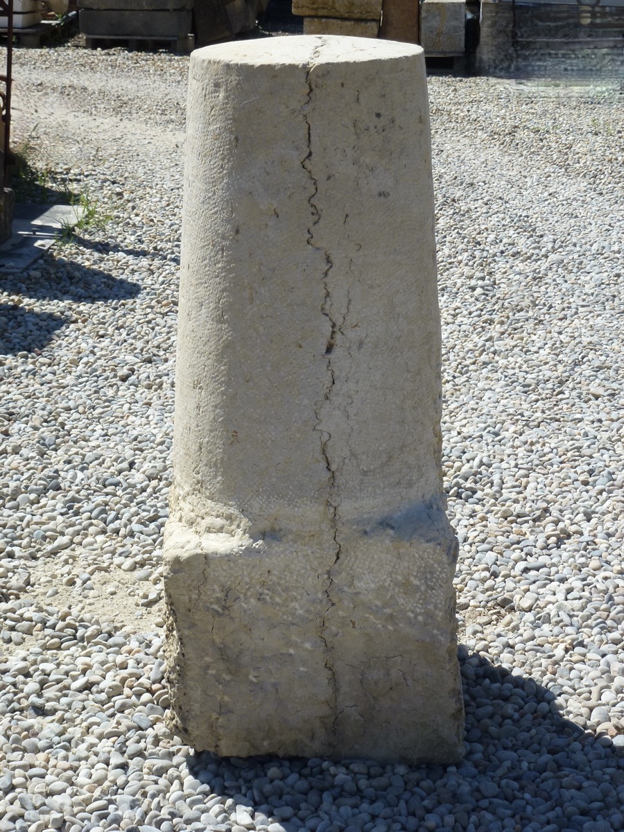 Fontaine en pierre ancienne  - Granit, Grès  - XIX<sup>e</sup> S.