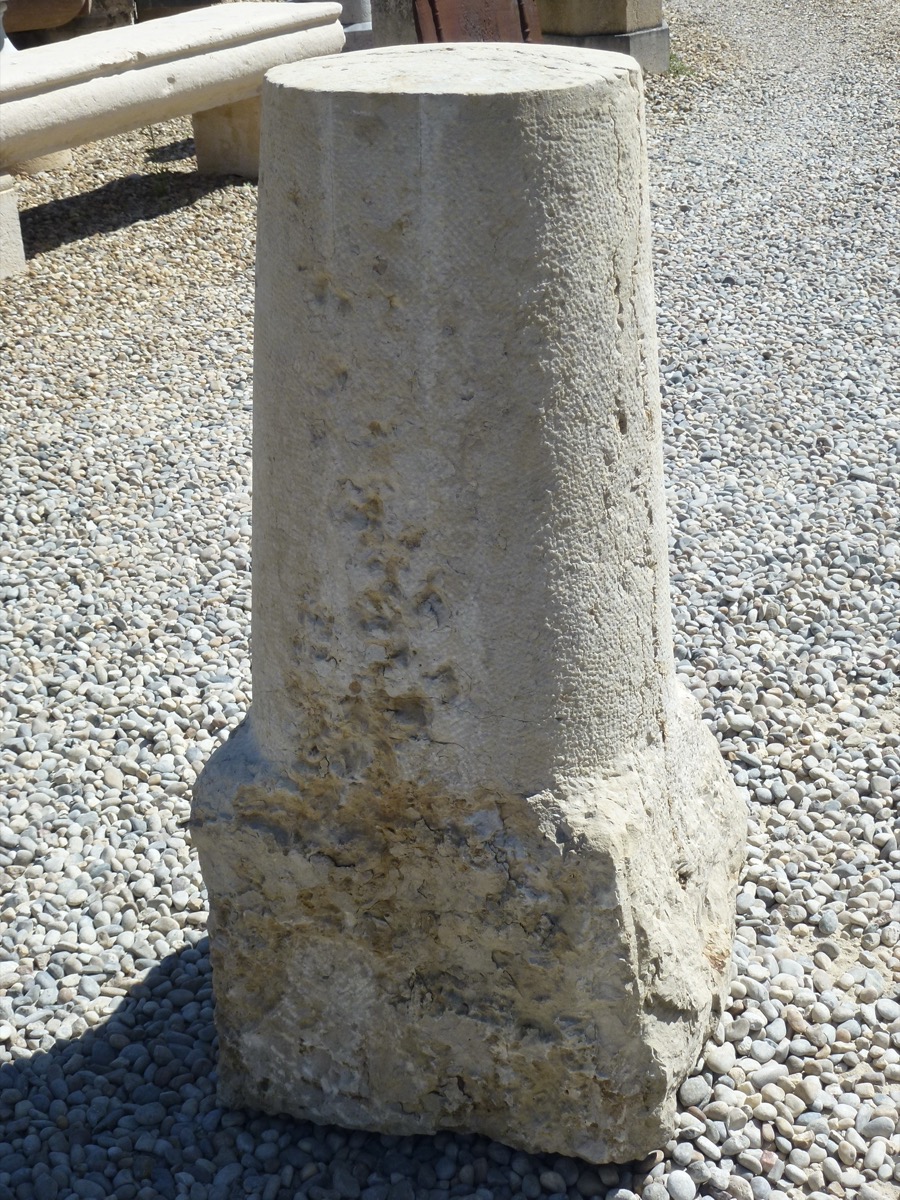 Borne en pierre, Chaperon ou couvertine de mur, Pilastre  - Pierre  - XIX<sup>e</sup> S.
