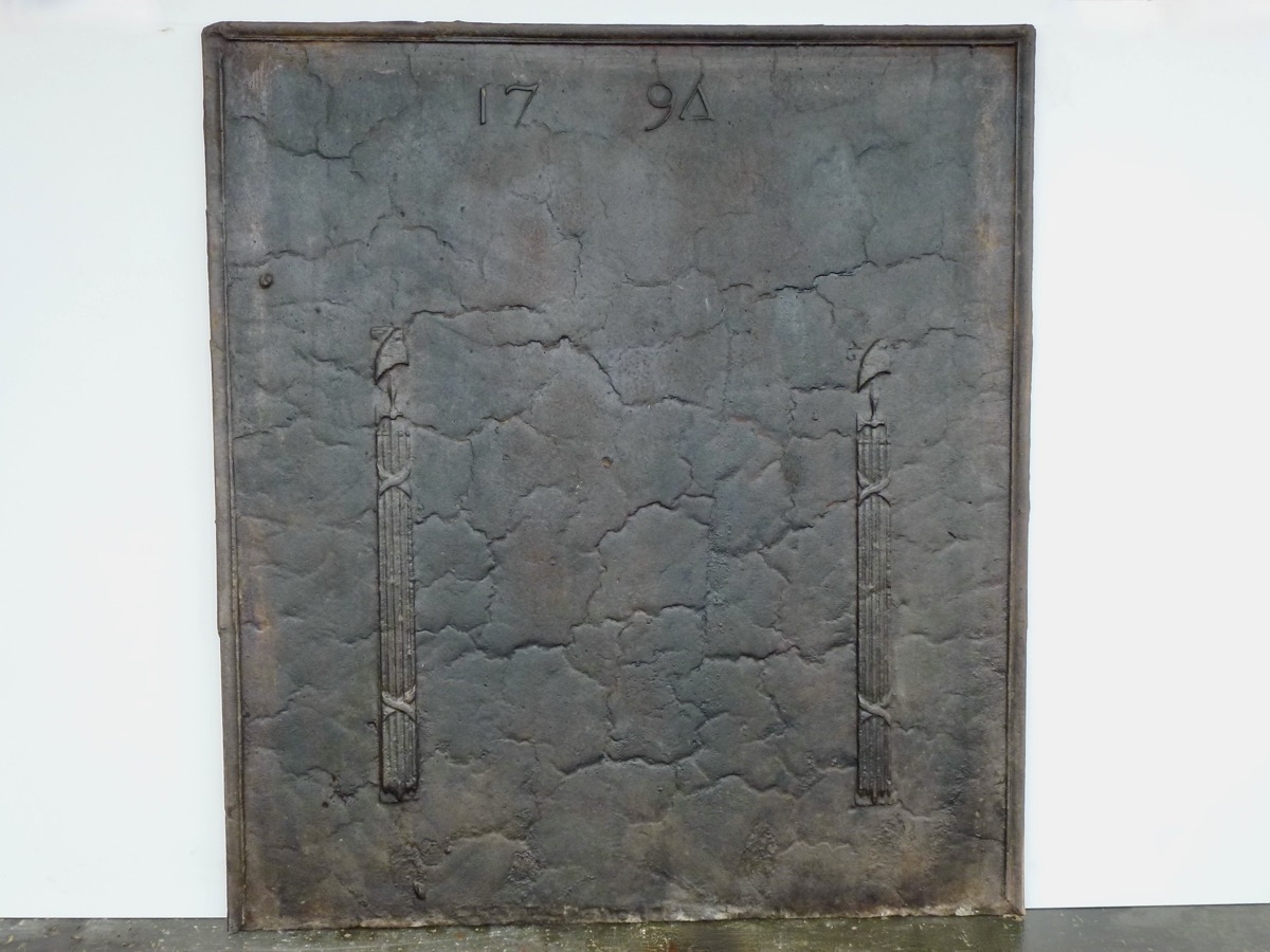 Antique fireback, Cast iron fire-back  - Cast iron  - XVIIIth C.