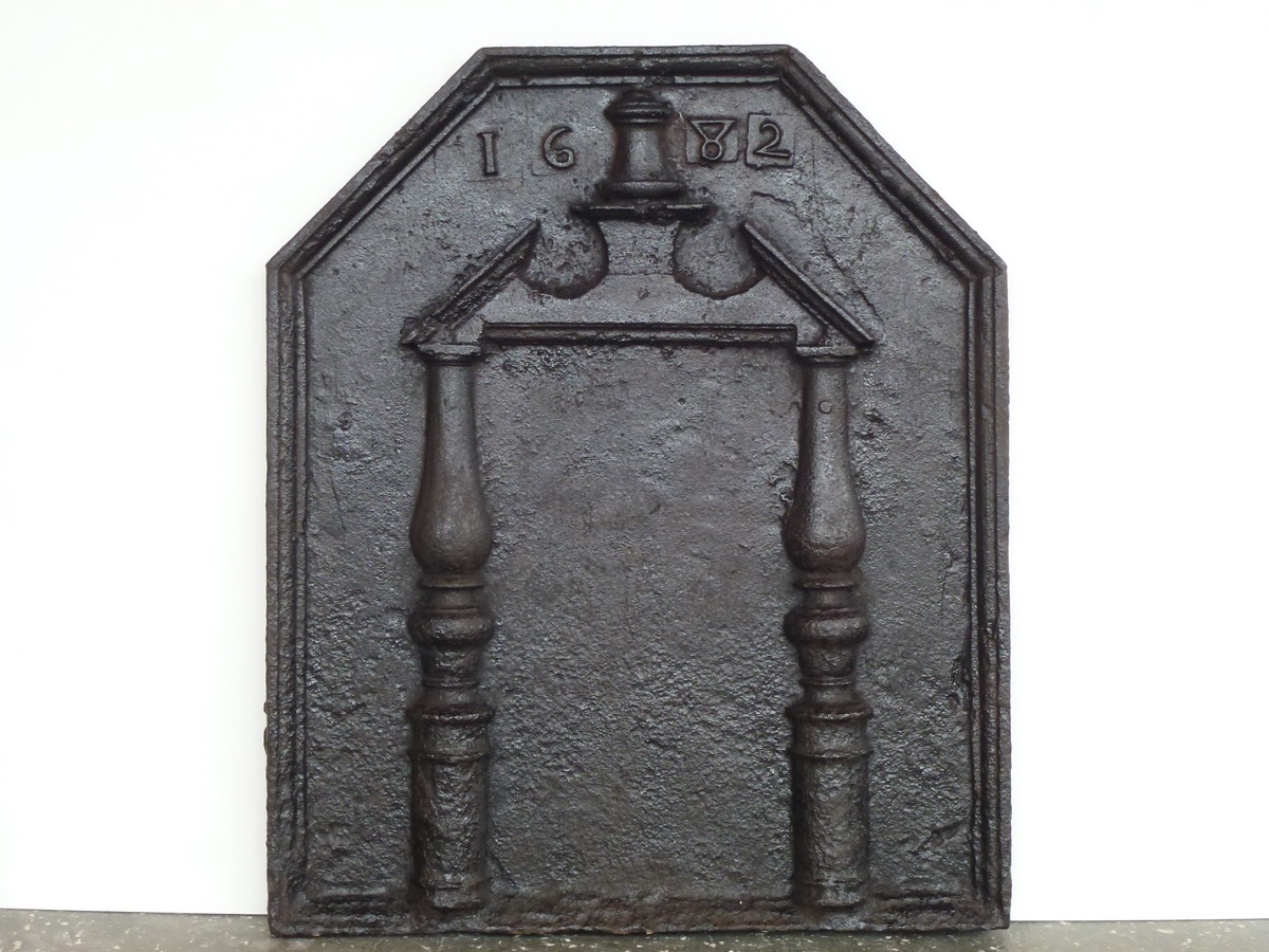 Antique fireback, Cast iron fire-back  - Cast iron - Louis XIV - XVIIthC.