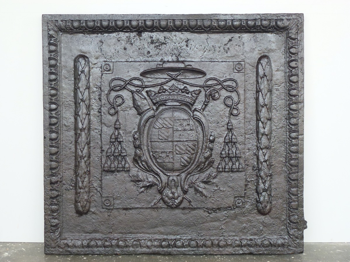 Plaque de cheminée en fonte datée de 1690