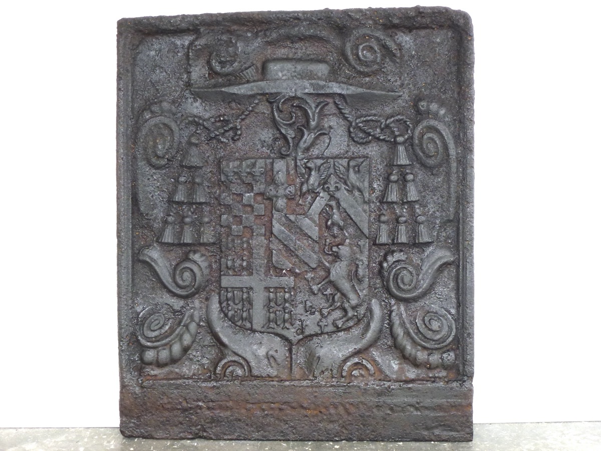 Antique fireback, Cast iron fire-back  - Cast iron - Louis XIV - XVIIthC.