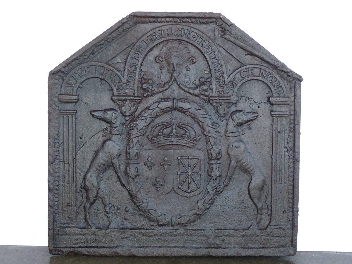 Plaque de cheminée aux armes de France et de Navarre, hommage à Louis XIII - XVIIe S.