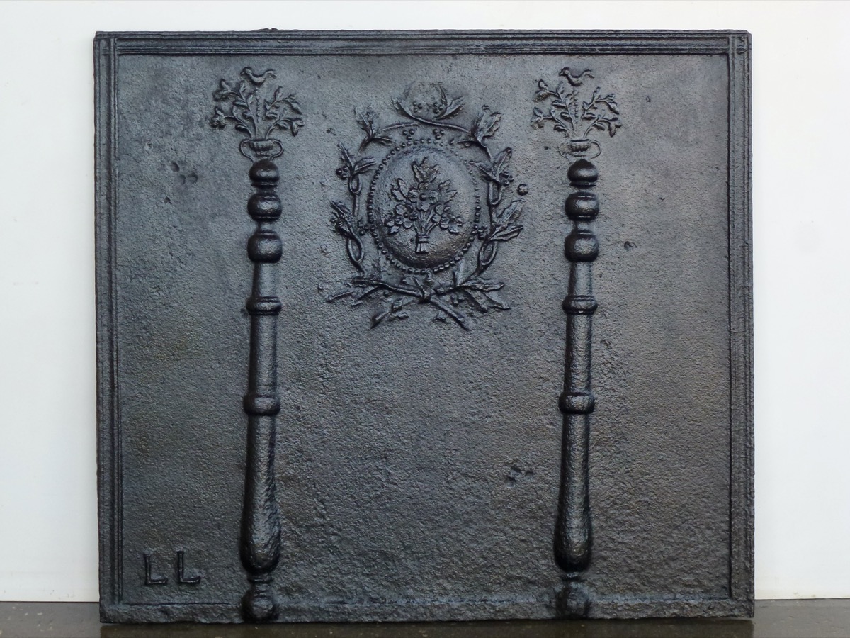Antique fireback, Cast iron fire-back  - Cast iron - Louis XVI - XIXthC.