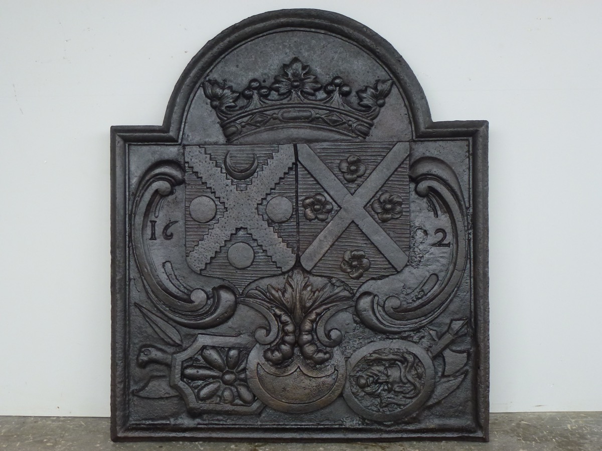 Antique fireback, Cast iron fire-back  - Cast iron - Louis XIV - XVIIth C.