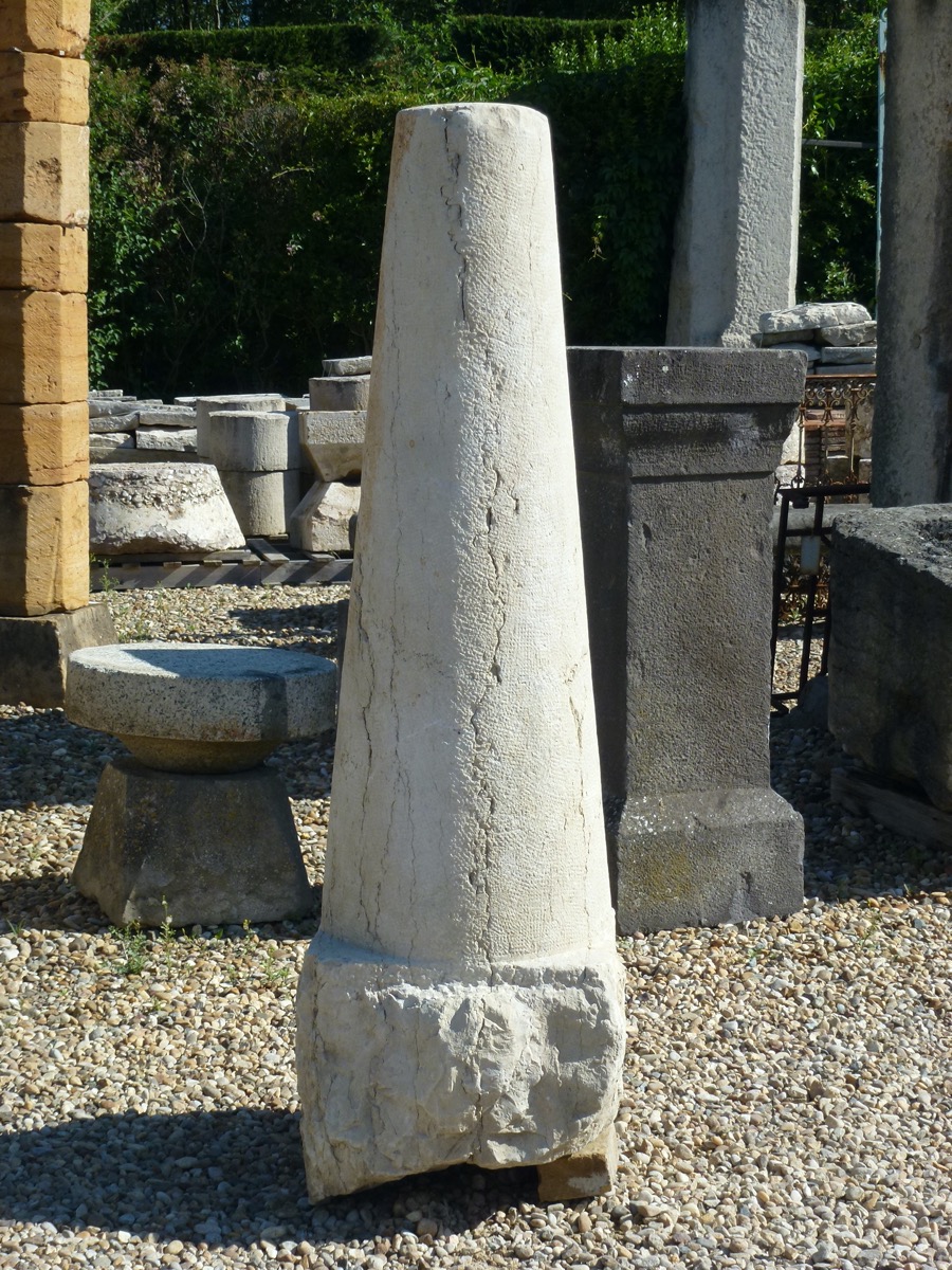 Borne en pierre, Chaperon ou couvertine de mur, Pilastre  - Pierre  - XIXe S.