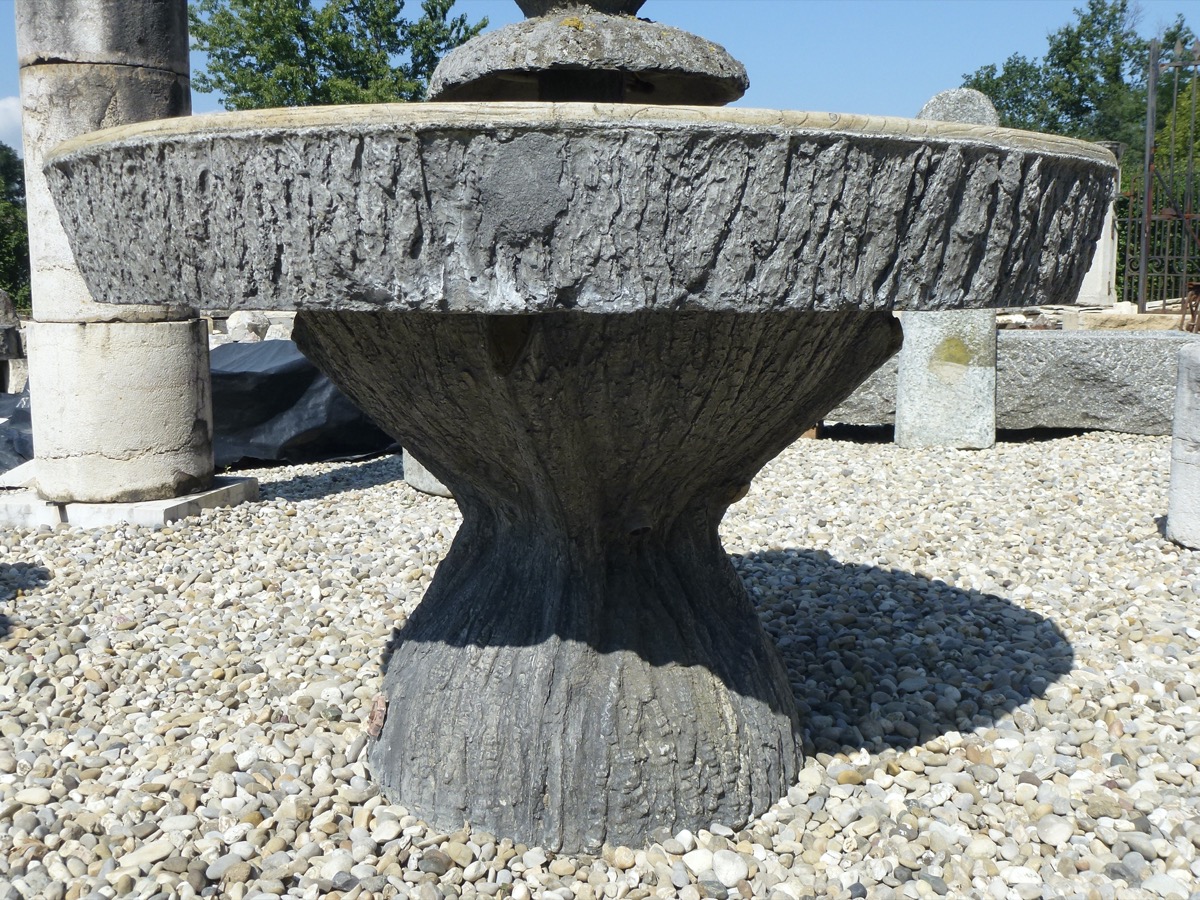 Fontaine en pierre ancienne  - Terre cuite, Grès - Art déco - XX<sup>e</sup> S.