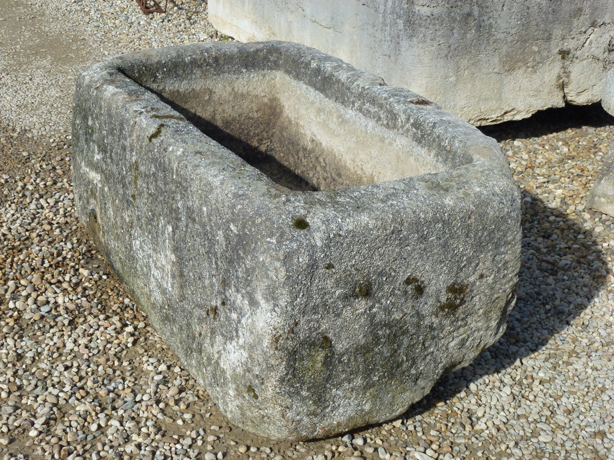 Fontaine en pierre ancienne  - Granit, Grès - Art populaire - XVIII<sup>e</sup> S.