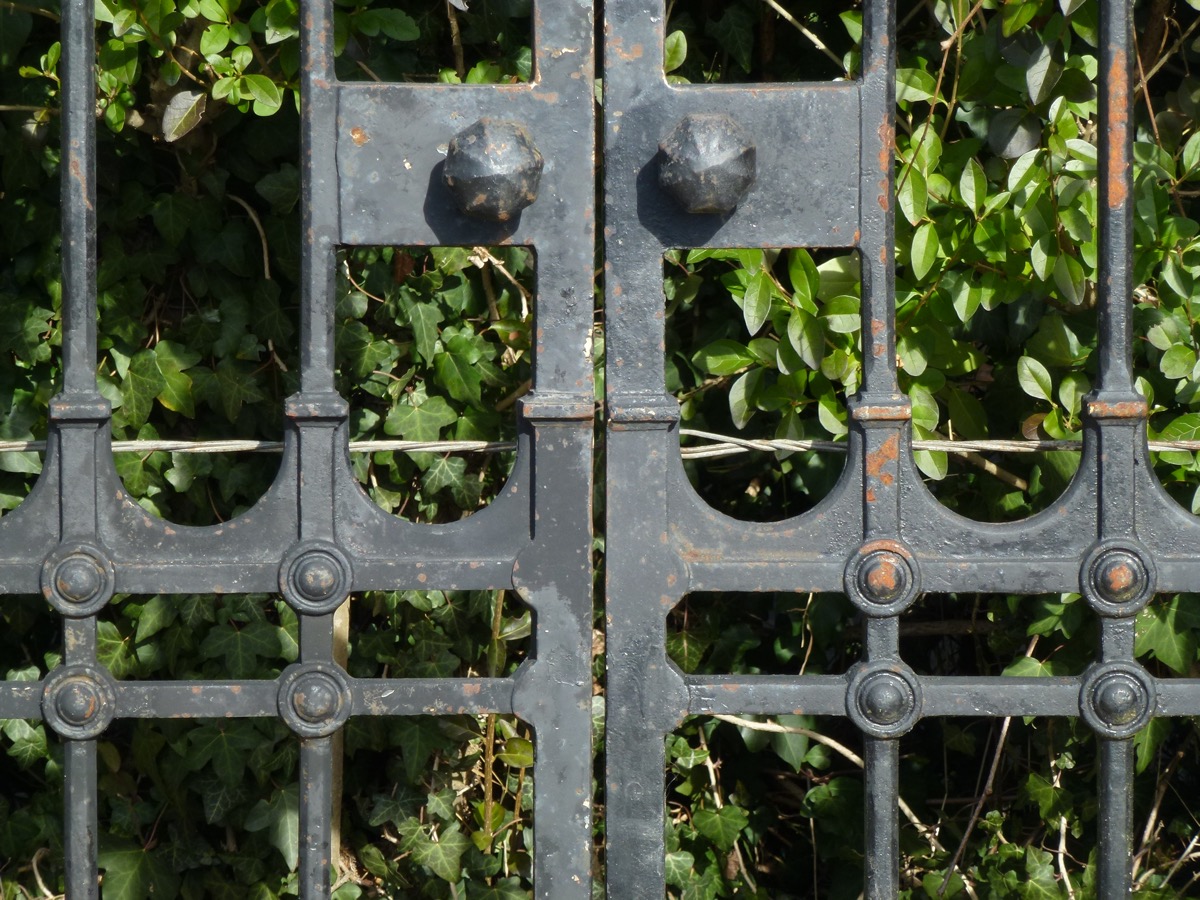 Antique gate, Gatepillar  - Cast iron - Napoléon III - XIX<sup>th</sup> C.
