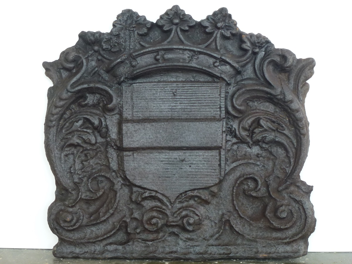 Plaque de cheminée en fonte datée de 1690