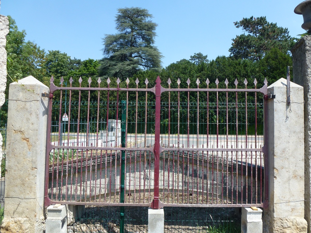 Portail ancien, Piliers en pierre  - Fer forgé - Louis XIV - XIXe S.