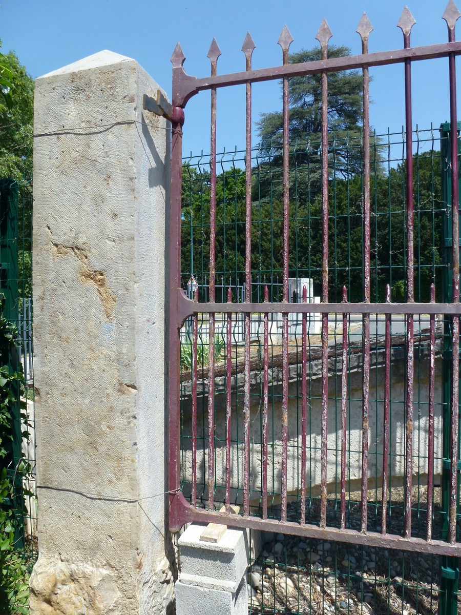 Portail ancien, Piliers en pierre  - Fer forgé - Louis XIV - XIX<sup>e</sup> S.