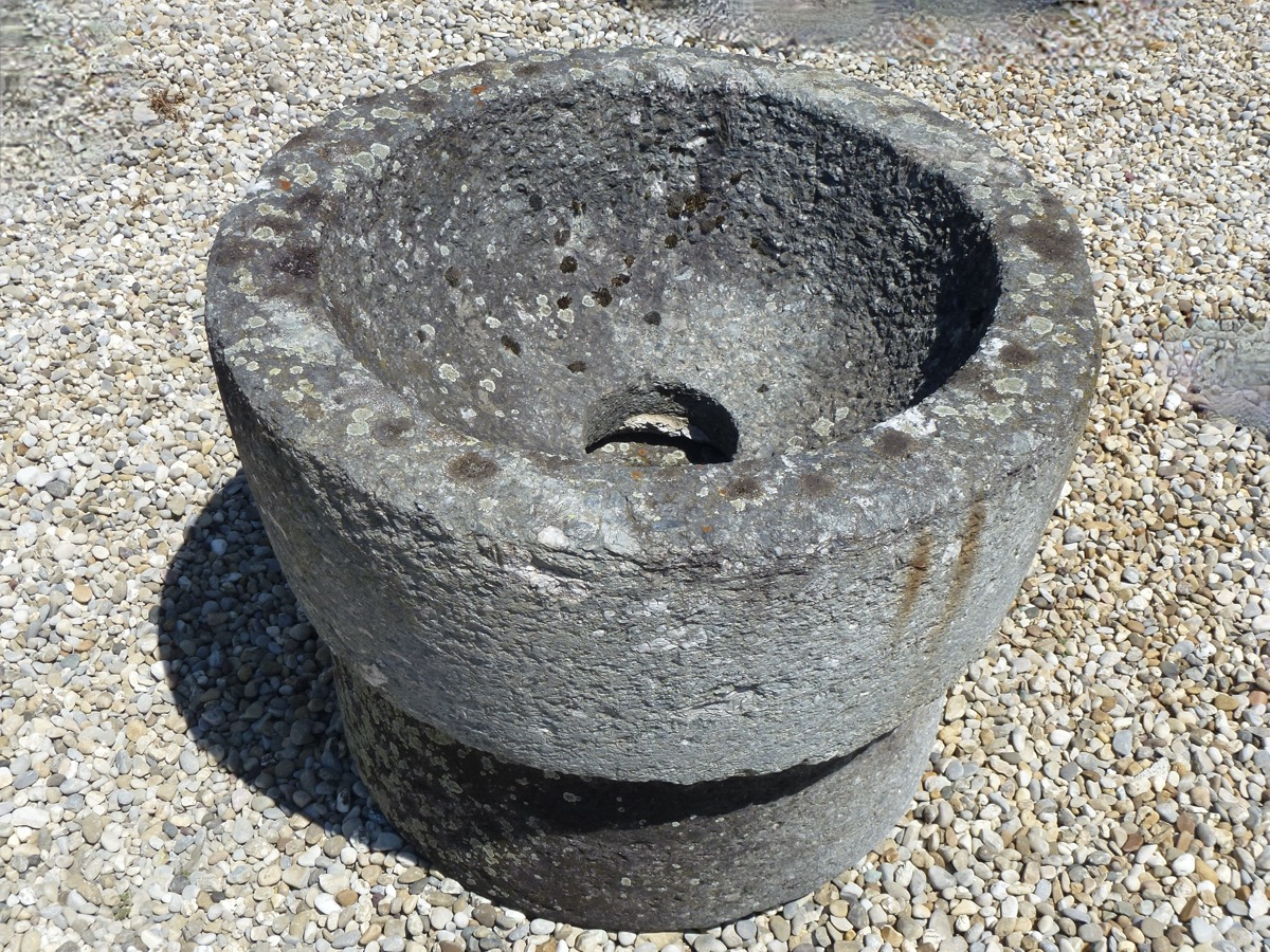 Fontaine en pierre ancienne  - Granit, Grès - Art populaire - XIXe S.