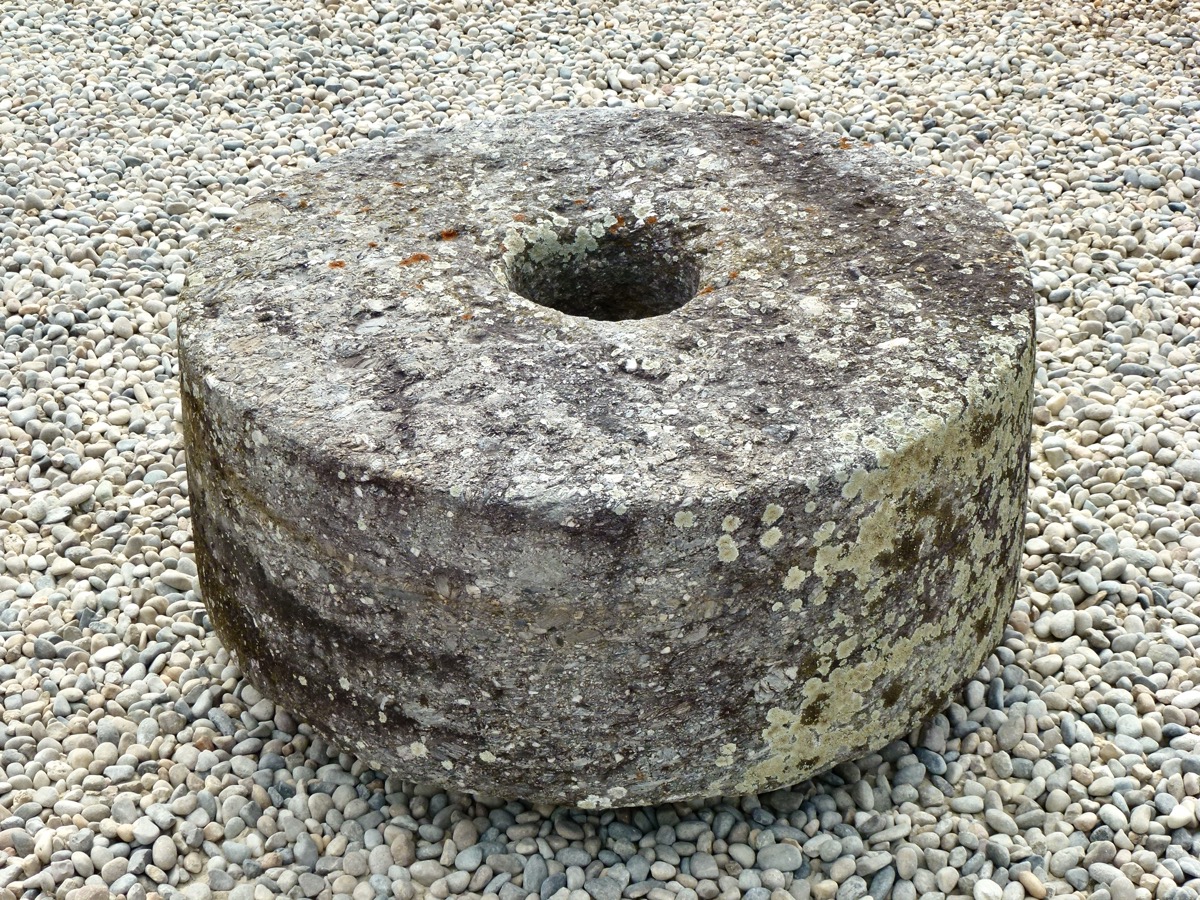 Antique stone fountain  - Granite, Sandstone - Rustic country - XIX<sup>th</sup> C.