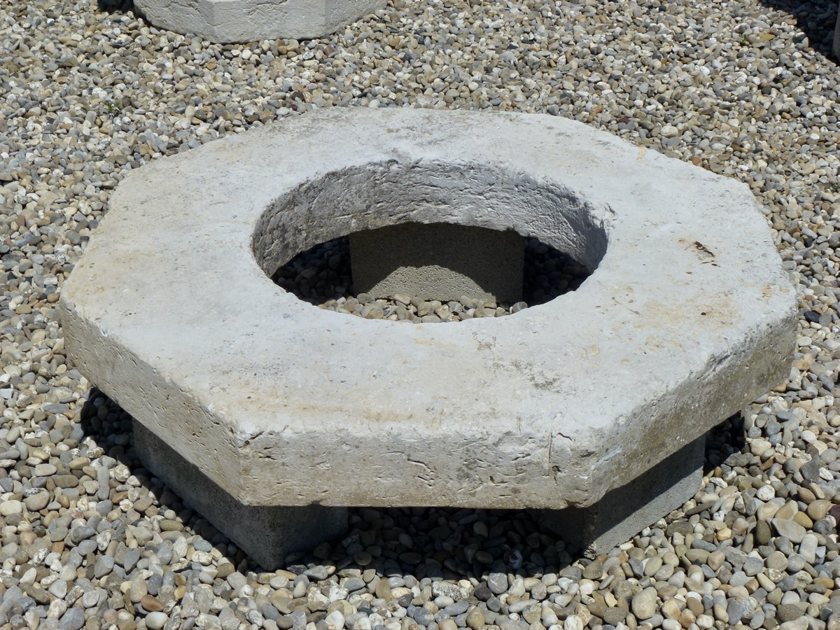 Antique well, Edge well  - Stone - Louis XIV - XIXth C.