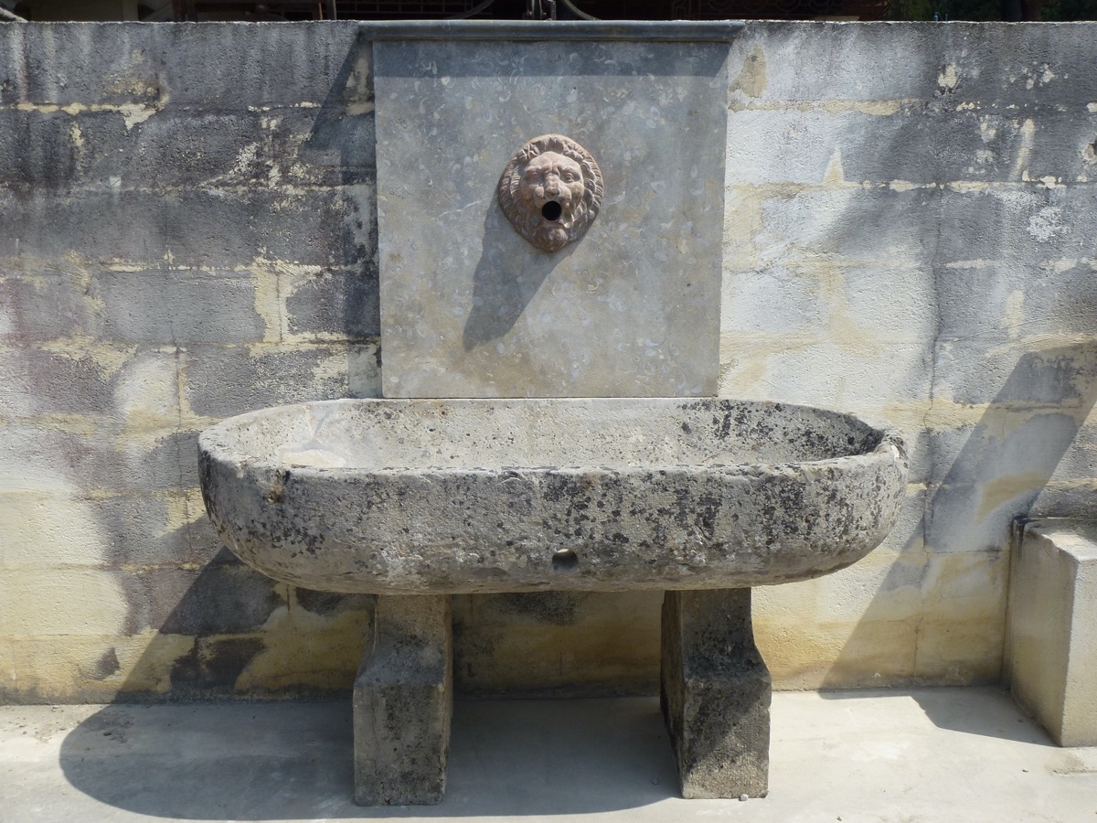 Fontaine en pierre ancienne  - Pierre - Art populaire - XVIII<sup>e</sup> S.