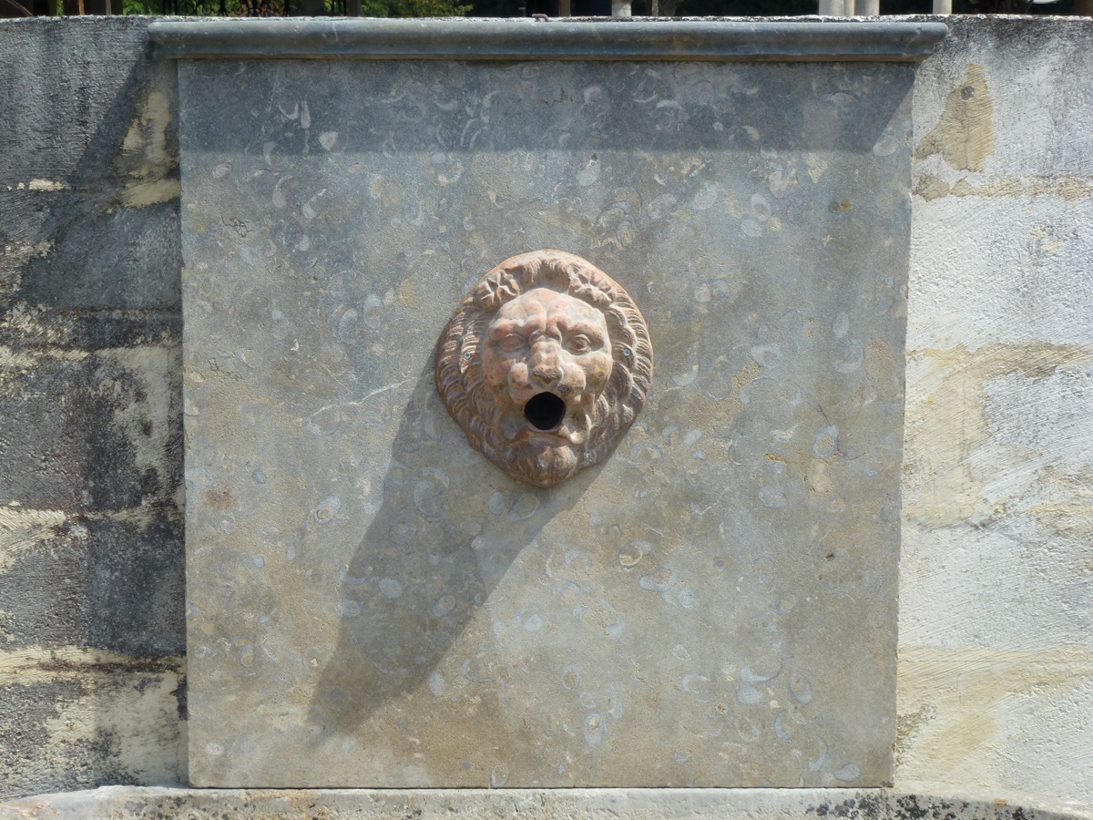 Fontaine en pierre ancienne  - Pierre - Art populaire - XVIII<sup>e</sup> S.