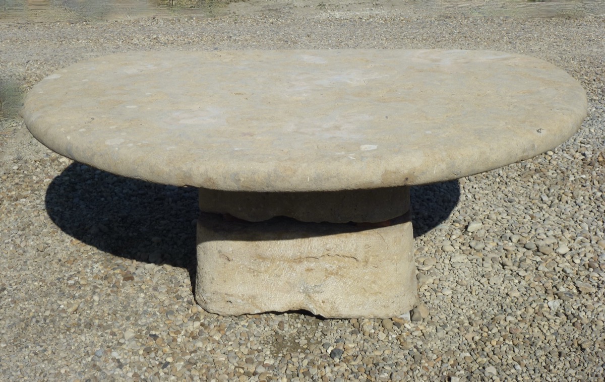 Table de jardin en pierre