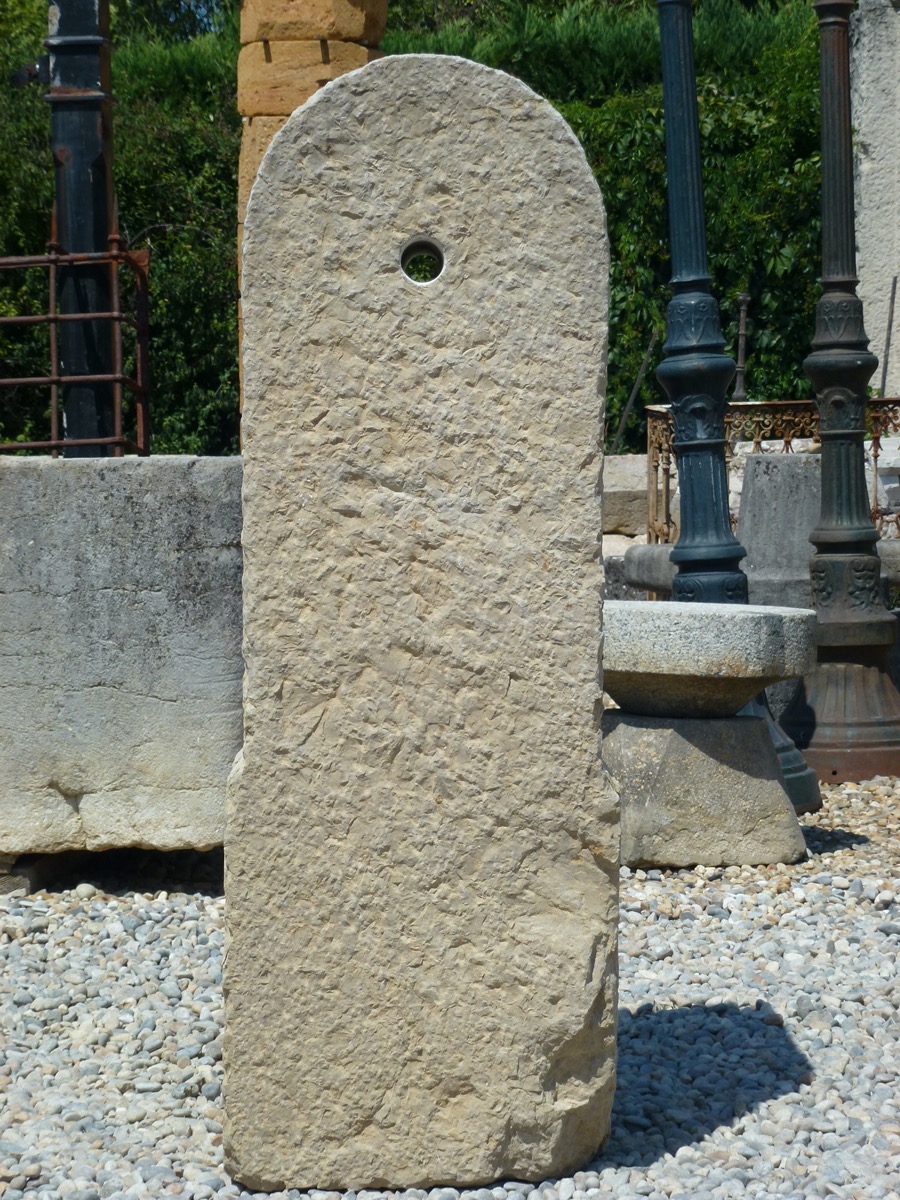 Fontaine en pierre ancienne  - Pierre - Art populaire - XX<sup>e</sup> S.