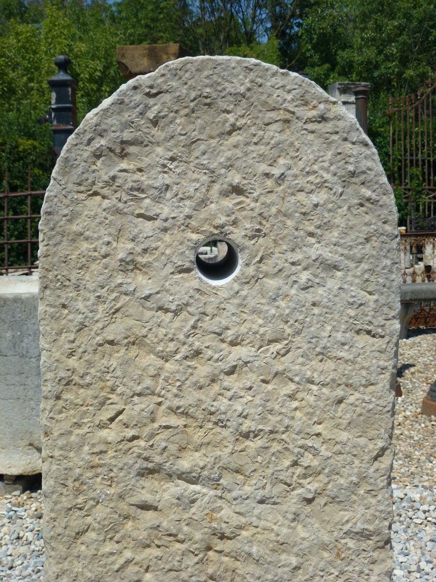 Fontaine en pierre ancienne  - Pierre - Art populaire - XX<sup>e</sup> S.