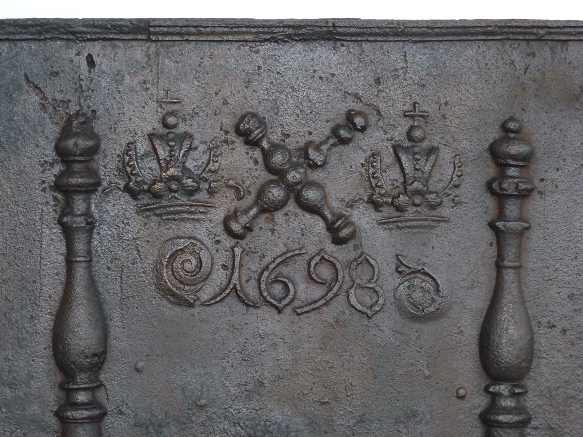 Antique fireback, Cast iron fire-back  - Cast iron - Louis XIV - XVII<sup>th</sup> C.