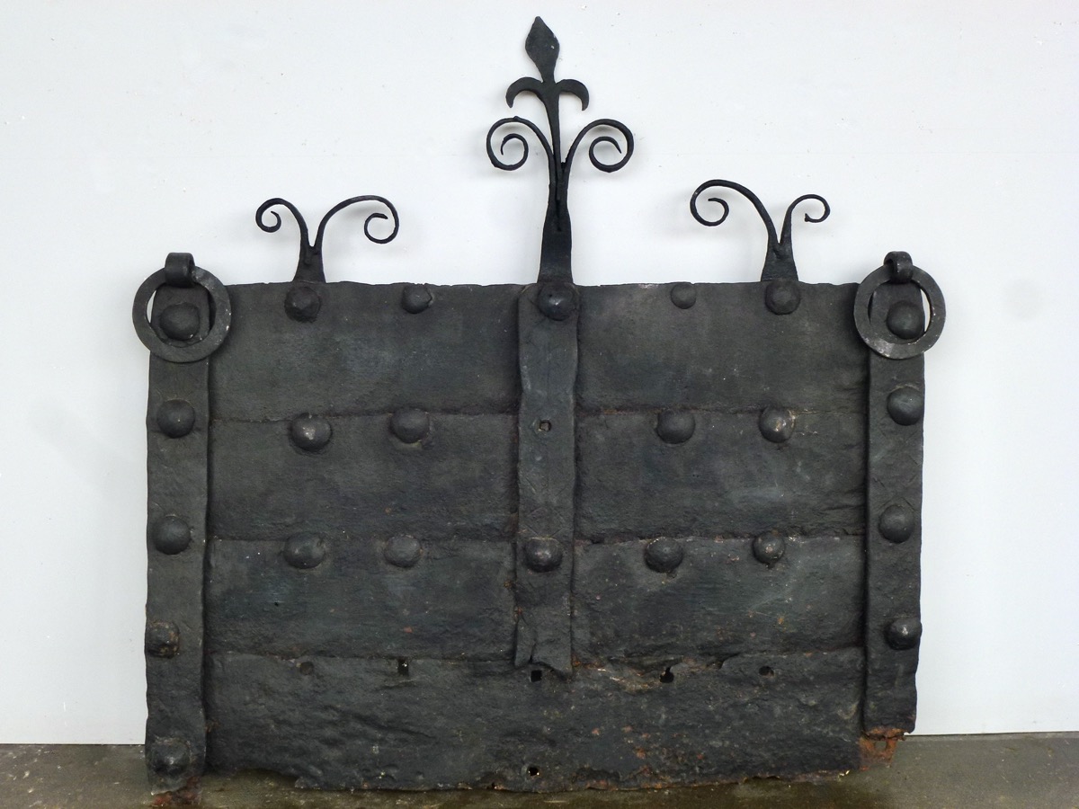 Antique fireback, Cast iron fire-back  - Wrought iron - Medieval - XVII<sup>th</sup> C.