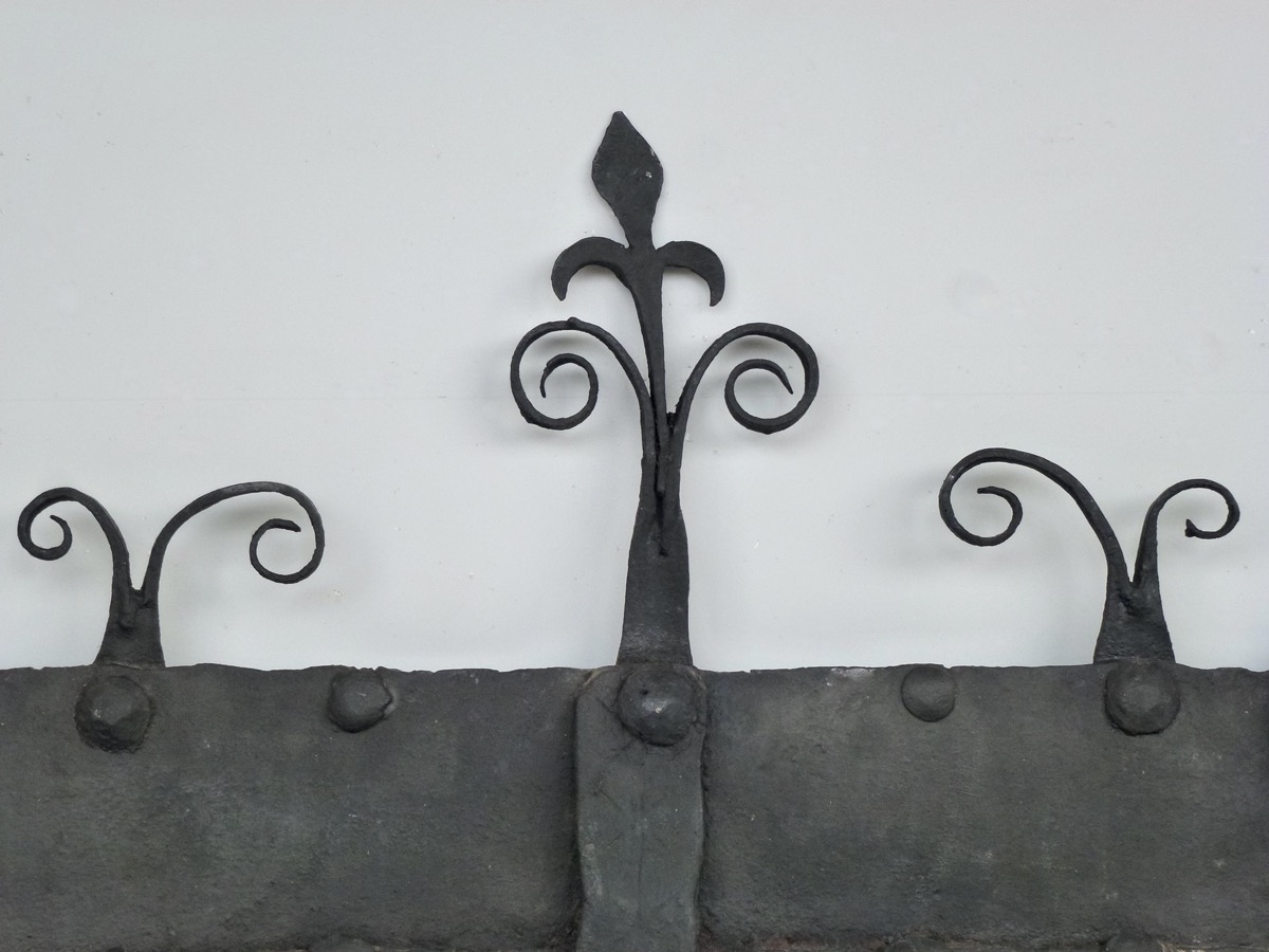 Antique fireback, Cast iron fire-back  - Wrought iron - Medieval - XVII<sup>th</sup> C.