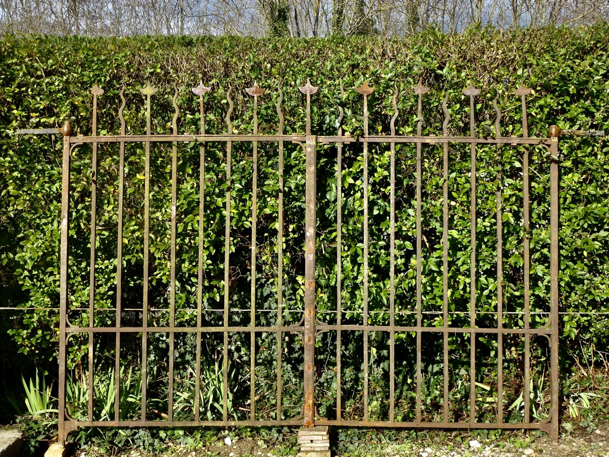 Antique gate, Gatepillar