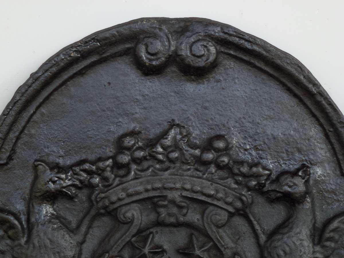 Plaque de cheminée en fonte datée de 1690