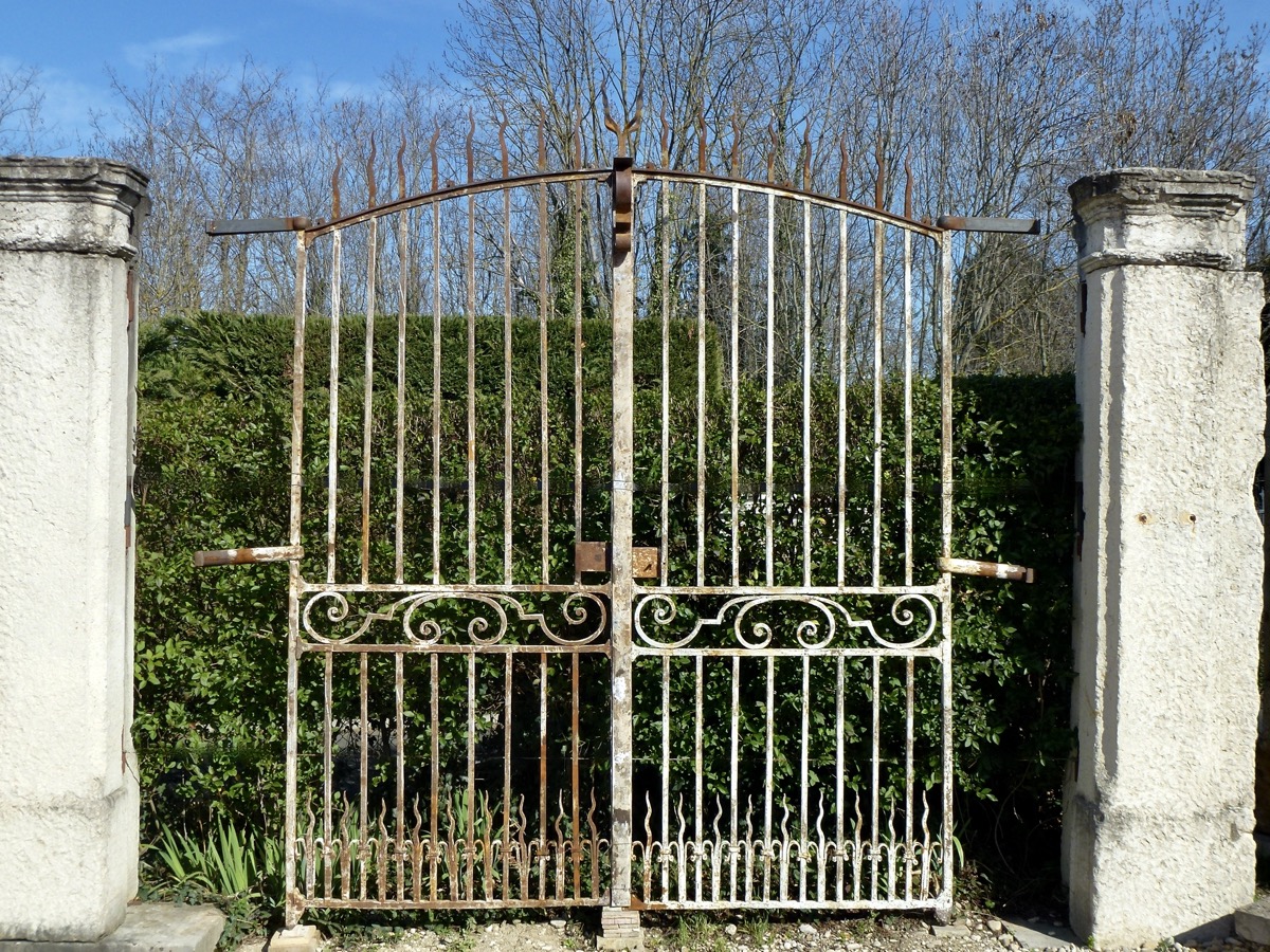 Portail ancien, Piliers en pierre  - Fer forgé - Louis XIV - XVII<sup>e</sup> S.