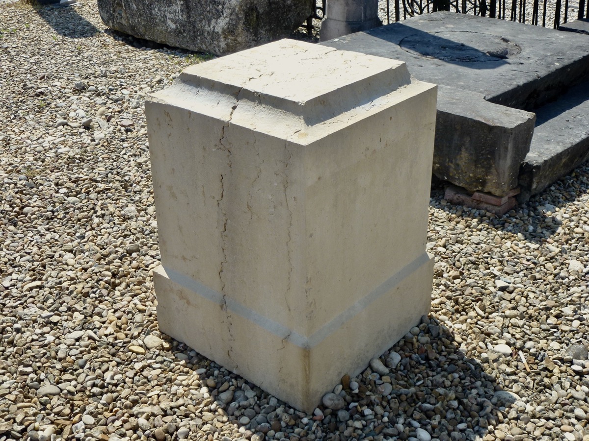 Piédestal en pierre, socle ancien  - Fonte - Louis XVI - XVIII<sup>e</sup> S.