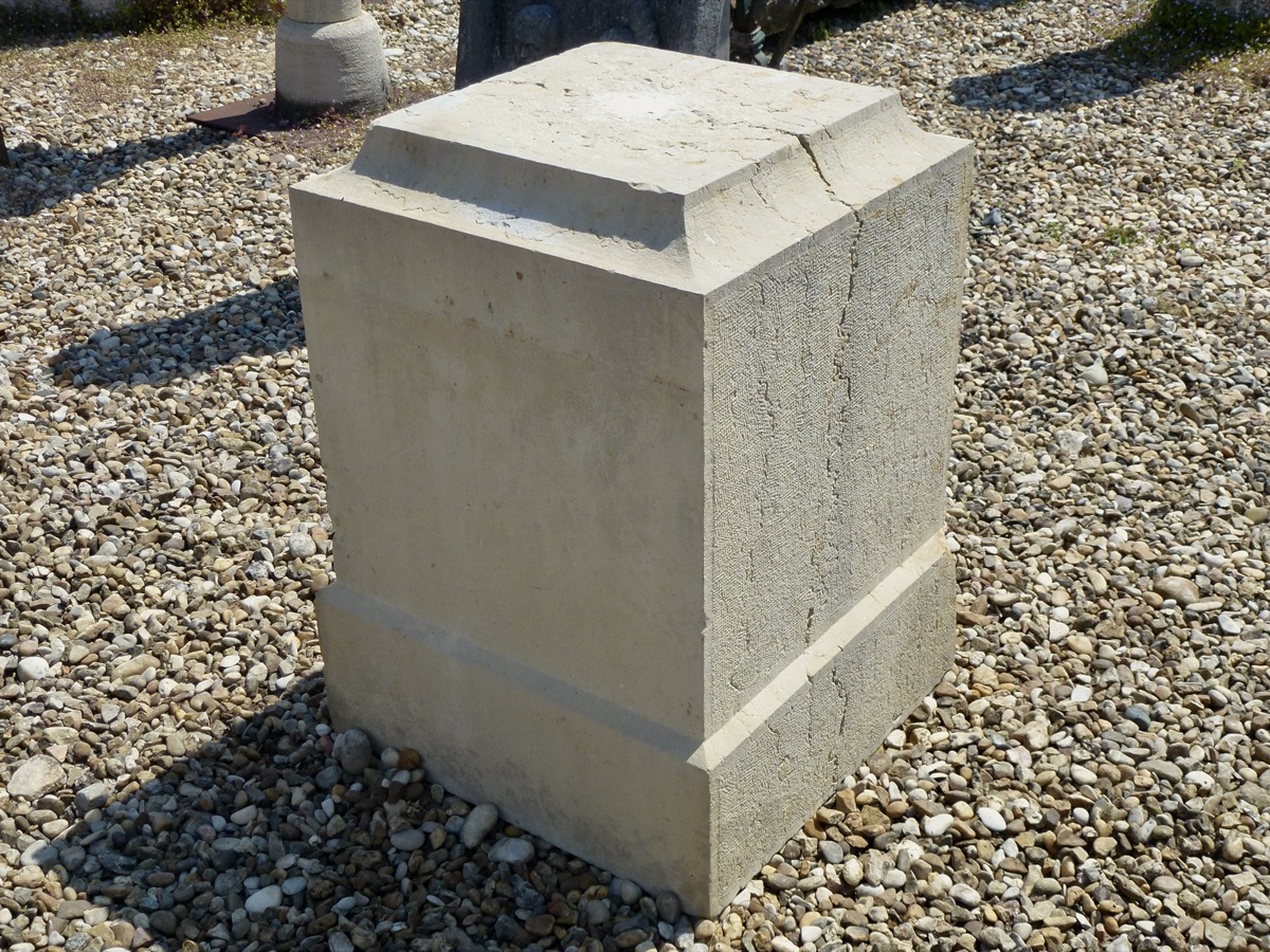 Piédestal en pierre, socle ancien  - Fonte - Louis XVI - XVIII<sup>e</sup> S.