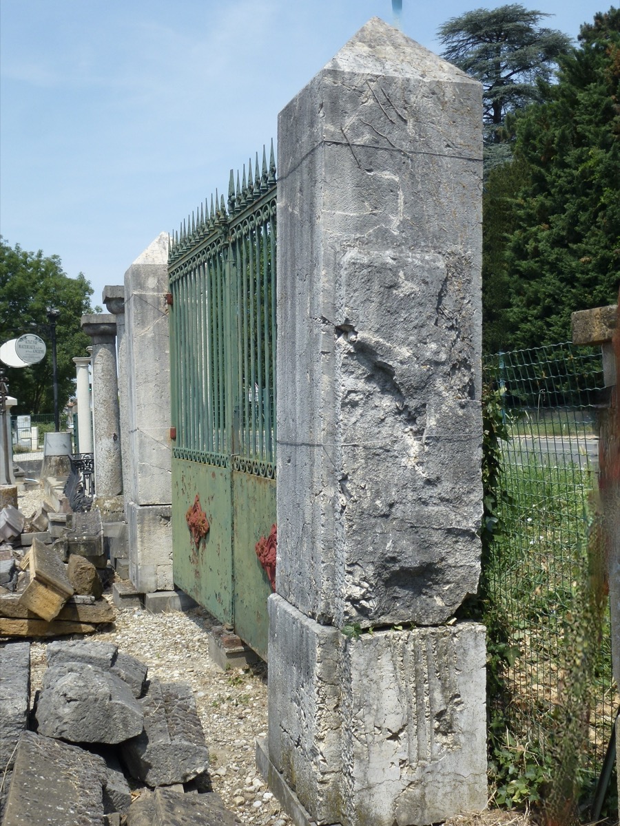 Portail ancien, Piliers en pierre  - Pierre et fer forgé  - XIX<sup>e</sup> S.