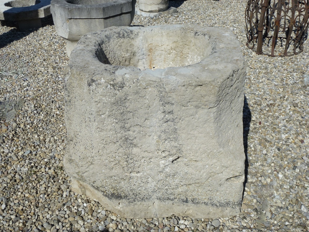 Puits en pierre, Margelle de puits  - Pierre - Haute époque - XV<sup>e</sup> S.