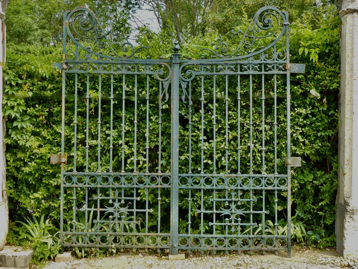 Antique gate, Gatepillar  - Wrought iron - Art nouveau - XXth C.