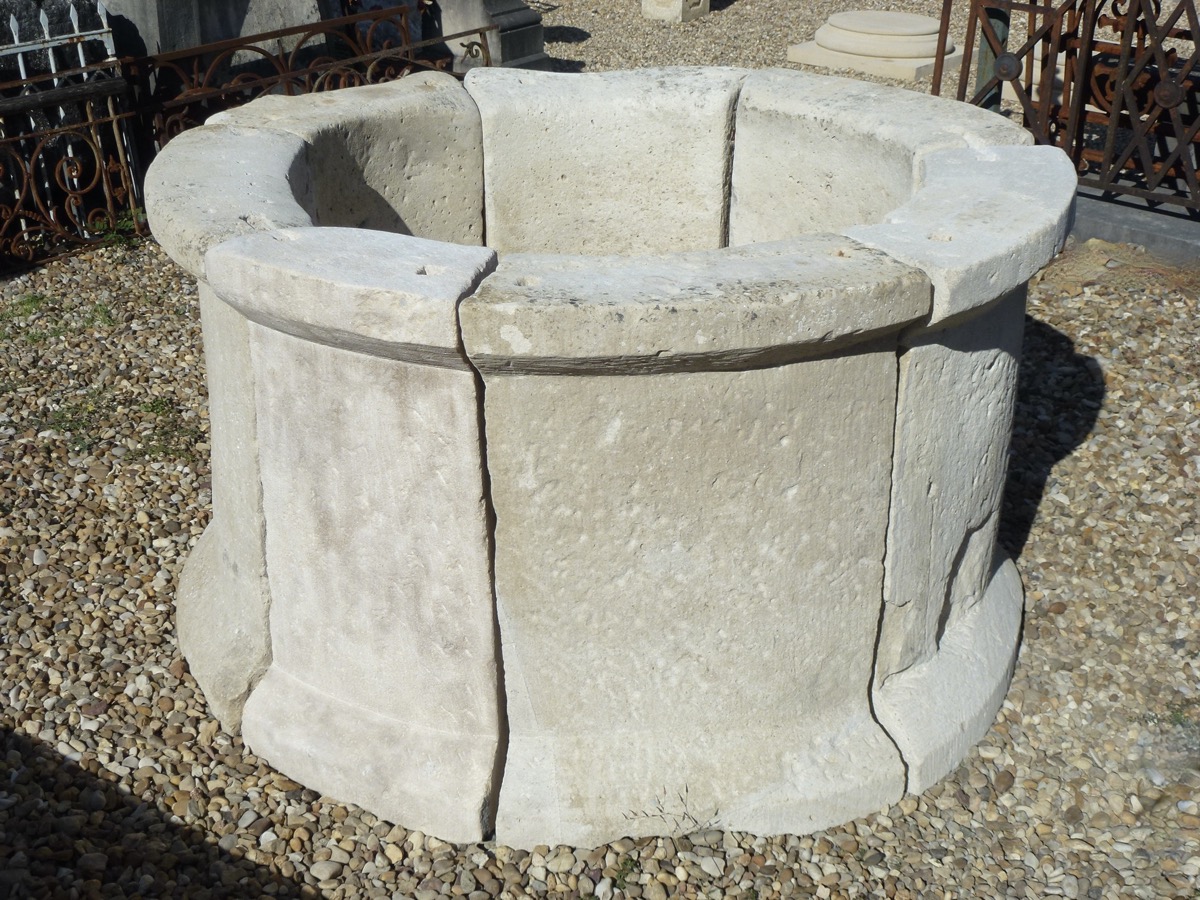 Antique well, Edge well  - Stone - Louis XIII - XVIIth C.