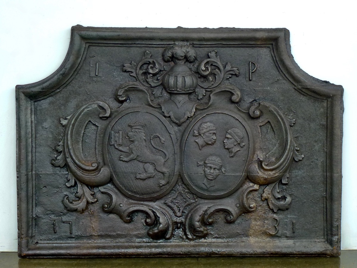 Ancienne plaque de cheminée en fonte, scène de la cour