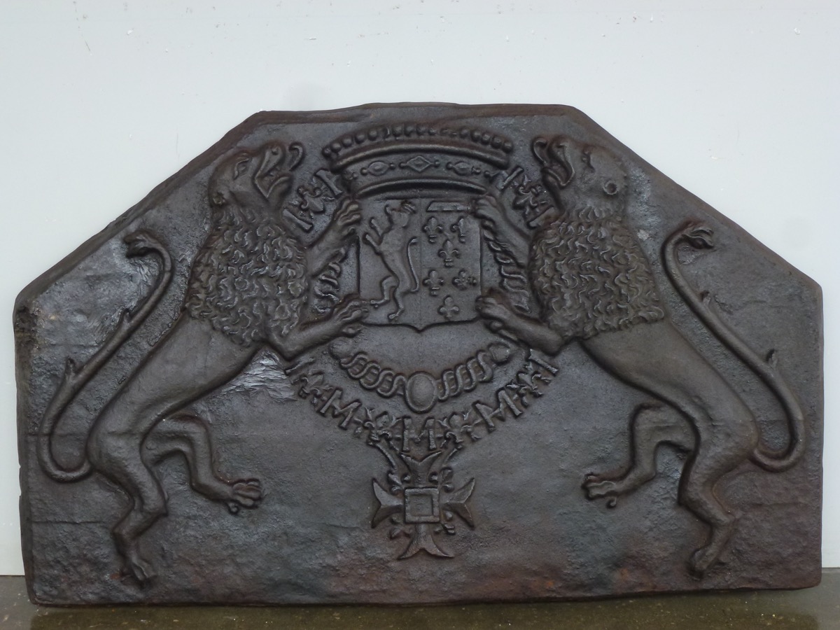Plaque de cheminée aux armes primitives des familles Goyon et d'Orléans - XXe S.