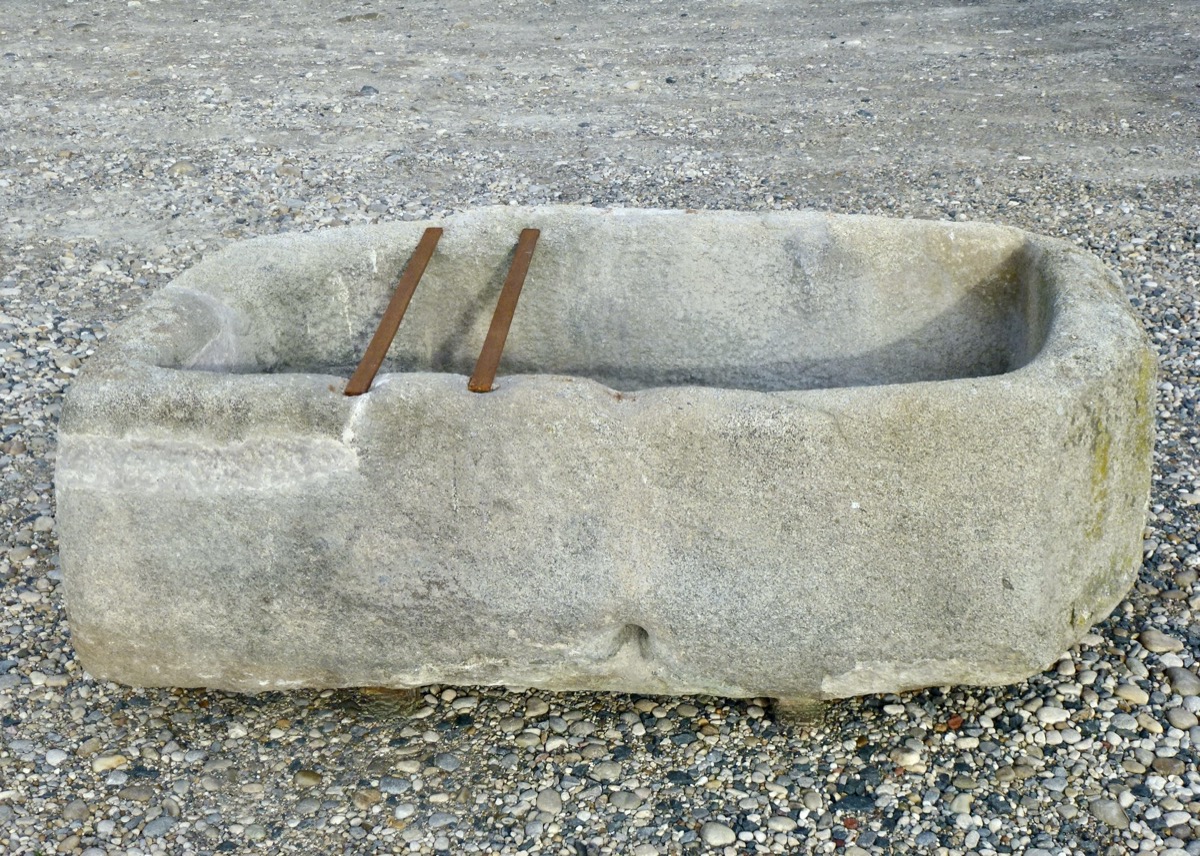 Fontaine en pierre ancienne  - Granit, Grès - Art populaire - XVIIIe S.