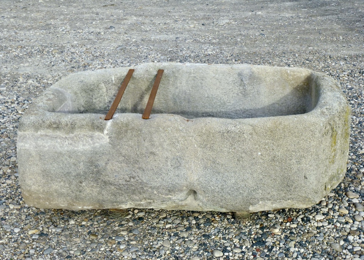 Fontaine en pierre ancienne  - Granit, Grès - Art populaire - XVIIIeS.