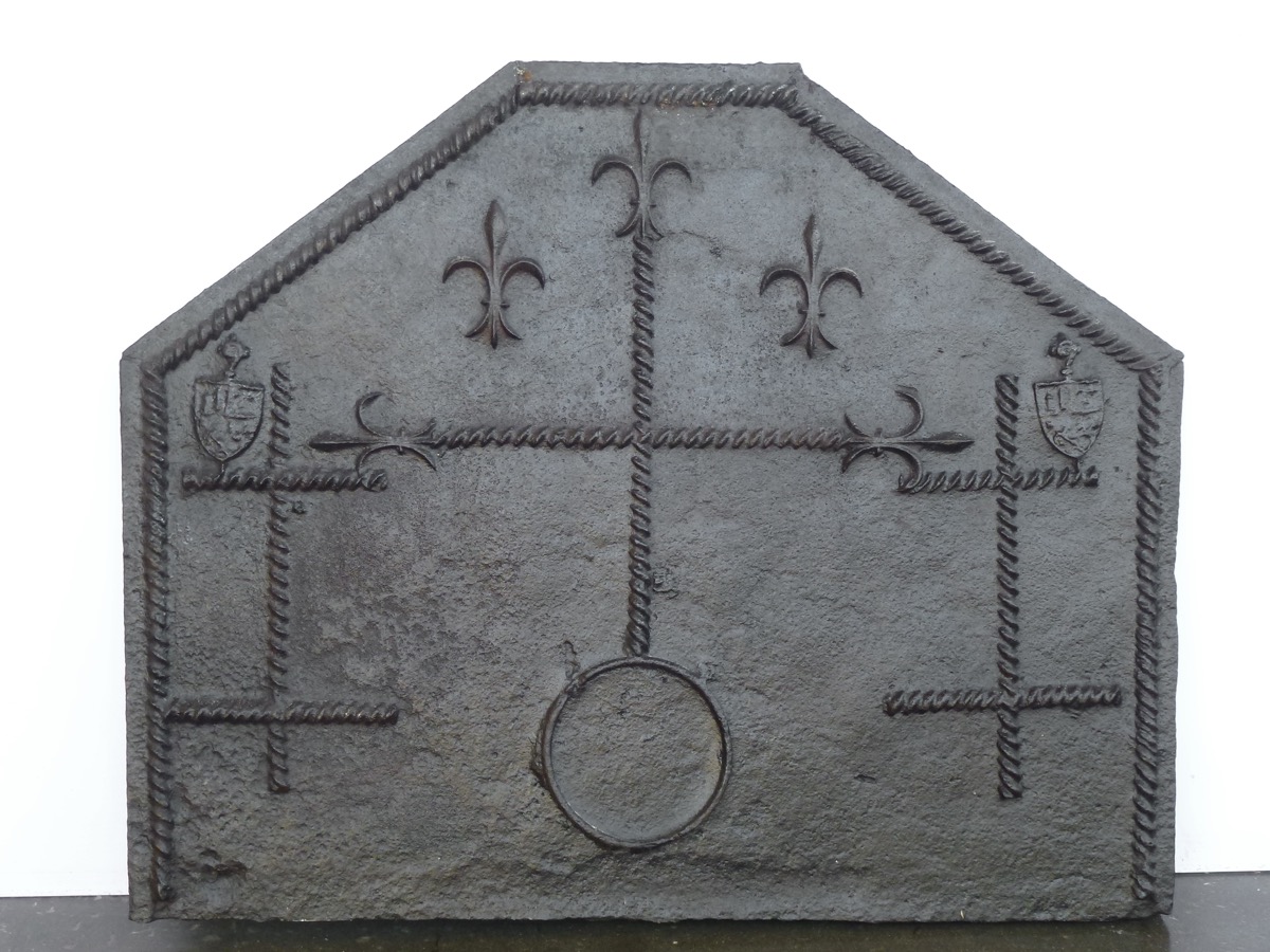 Plaque de cheminée au globe crucigère fleurdelisés, deux croix de Lorraine - XVIè S.