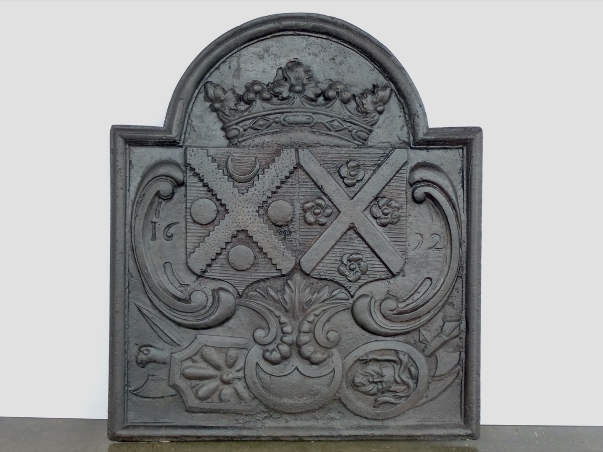 Plaque de cheminée aux armes d’alliance de Thomas de Choisy et Jeanne Brethe - XVIIe S.