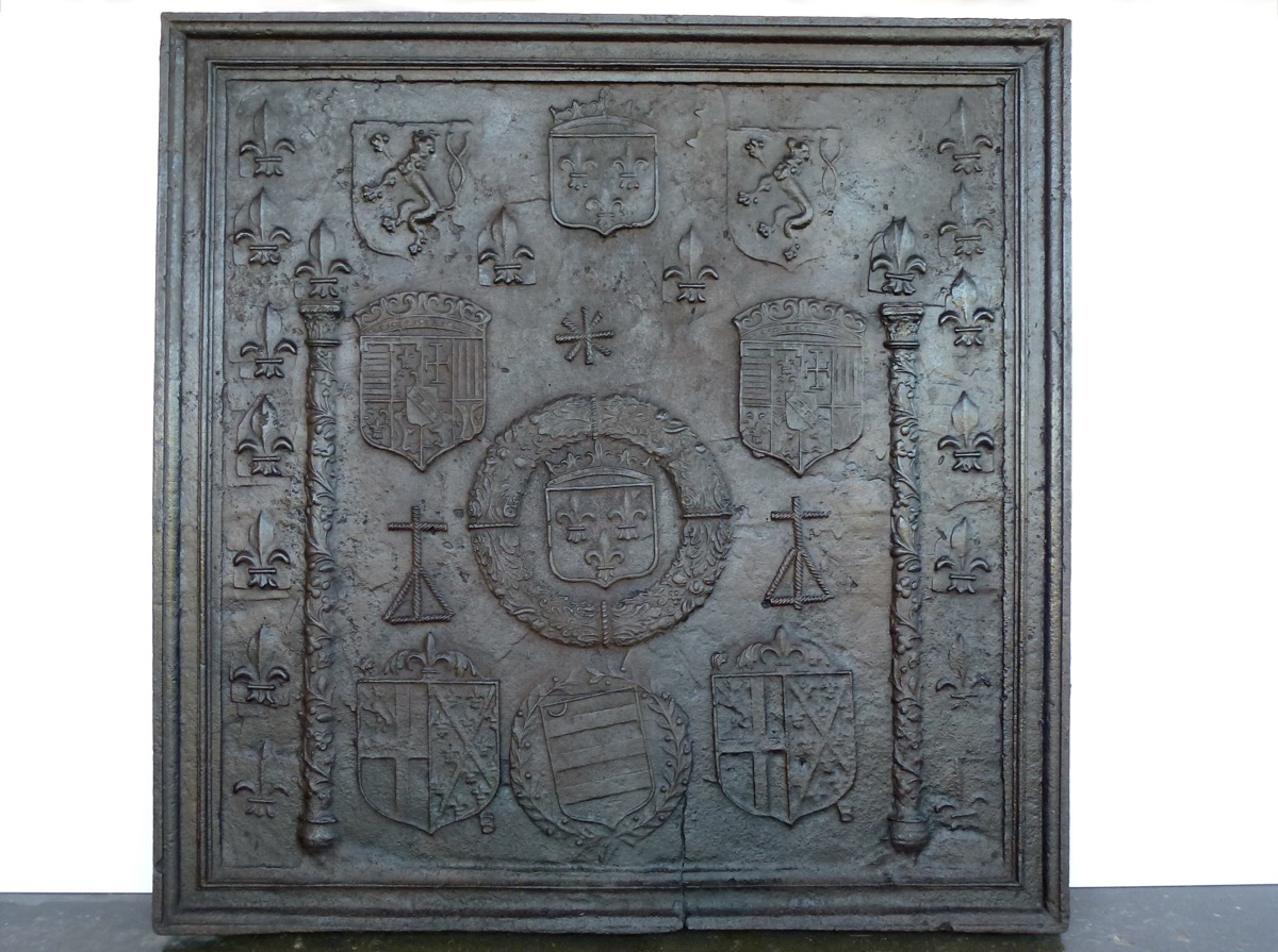Plaque de cheminée aux armes de France, de Lorraine, de Luxembourg-Ligny,  de Haraucourt et de la ville de Langres et de la maison de Croÿ - XVIIe S.